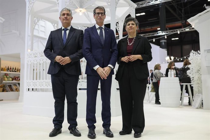 El consejero de Turismo, Cultura, Deporte y Juventud, José Luis Pérez Pastor; el presidente de La Rioja, Gonzalo Capellán, y la directora general de Turismo de la Rioja, Virginia Borges, durante su visita al estand de La Rioja en FITUR 2026