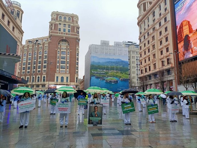 Casi un centenar de enfermeras "quemadas" se concentra en silencio en Callao