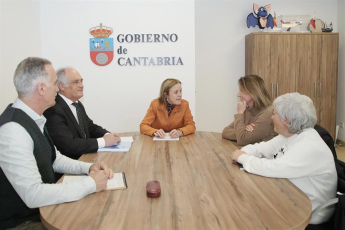 Reunión de la consejera de Presidencia, Justicia, Seguridad y Simplificación Administrativa, Isabel Urrutia, con miembros de la Asociación Cántabra de Víctimas del Terrorismo (ASCANVITE).