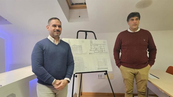 El tercer teniente de alcalde y concejal de Infraestructuras de Guadalajara, Santiago López Pomeda, junto al técnico Ricardo Fernández.