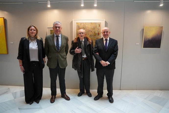 El alcalde de Sevilla, junto a la delegada municipal de Cultura y los protagonistas de la exposición pictórica: José Luis Mauri y Joaquín, tras la inauguración en la Casa Consistorial.