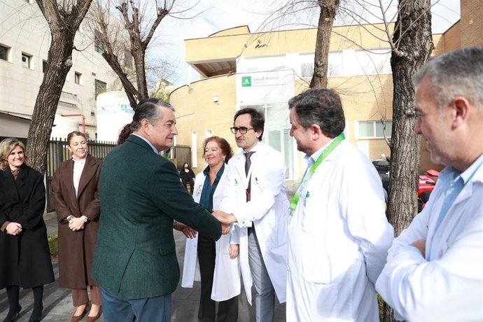 El consejero de Sanidad, Antonio Sanz (1i), saluda a su llegada a la Unidad de Salud Mental Comunitaria (USMC) Sur del Hospital Universitario Virgen del Rocío de Sevilla. A 26 de enero de 2026, en Sevilla (Andalucía, España). 