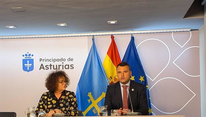 Guillermo Peláez, a la derecha