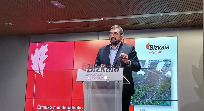 El diputado de Infraestructuras y Desarrollo Territorial de Bizkaia, Carlos Alzaga, en rueda de prensa.