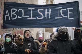 Manifestantes sostienen un cartel con el lema Abolir el ICE durante una marcha en el centro de Chicago.