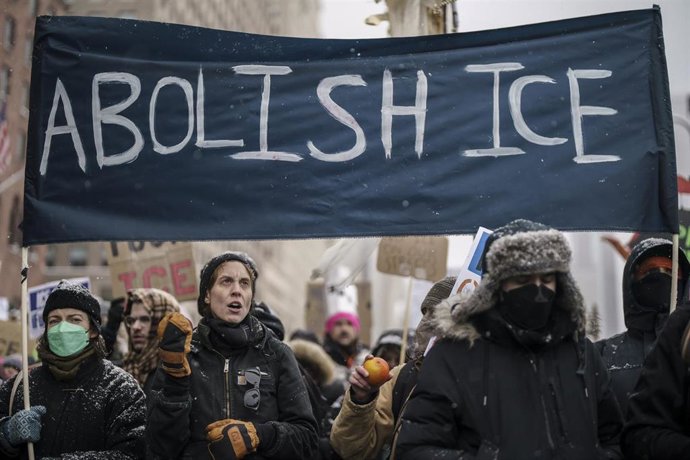 Manifestantes sostienen un cartel con el lema Abolir el ICE durante una marcha en el centro de Chicago.