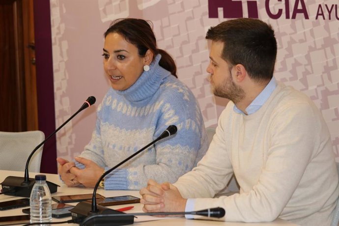 La alcaldesa, Miriam Andrés, y el concejal de Urbanismo, Álvaro Bilbao, durante el anuncio de la presentación de acciones contra ADIF.