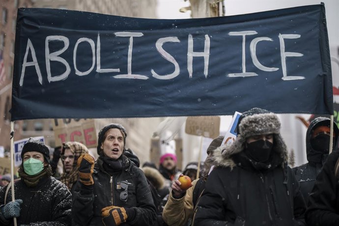 25 de janeiro de 2026, EUA, Chicago: Manifestantes seguram um cartaz com os dizeres “Abolir o ICE” durante uma marcha no centro de Chicago. Milhares de pessoas se reuniram, apesar das temperaturas abaixo de zero e da neve, para protestar contra as operaçõ