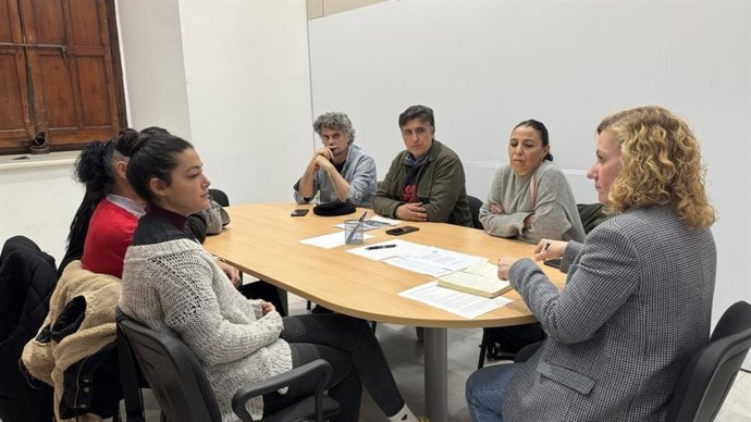 Archivo - La líder de Podemos Sevilla y concejala en el Ayuntamiento, Susana Hornillo, reunida con las familias del edificio de la calle Verdad 54 en Sevilla.