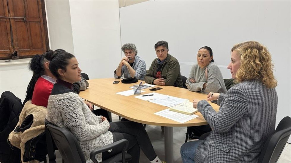 Archivo - La líder de Podemos Sevilla y concejala en el Ayuntamiento, Susana Hornillo, reunida con las familias del edificio de la calle Verdad 54 en Sevilla.