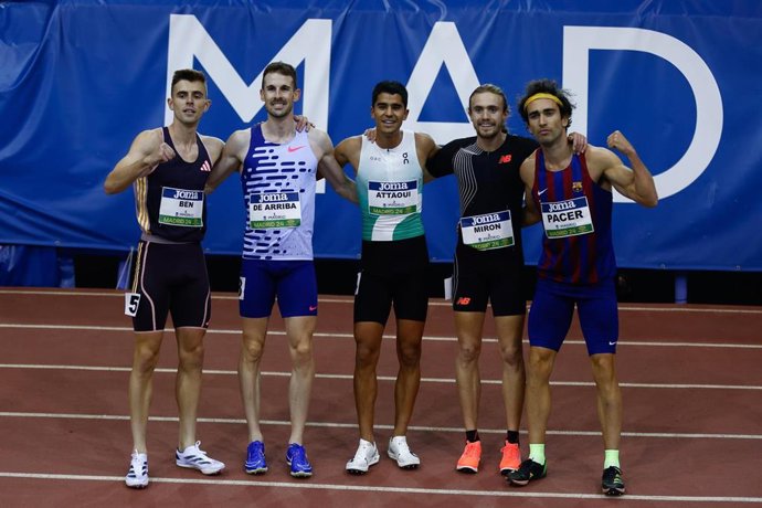 Archivo - Mohamed Attaoui juto a AdriánBen, Álvaro de Arriba, Javier Mirón y Guillermo Rojo tras una carrera en el CDM Gallur de Madrid