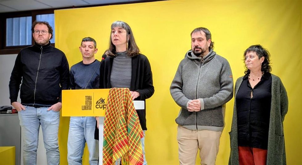 La portavoz de la CUP, Su Moreno, junto con los diputados en el Parlament Pilar Castillejo, Dani Cornell, Laure Vega y Xavier Pellicer