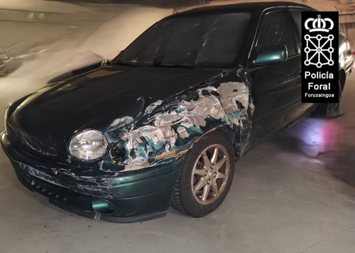 Imagen del vehículo interceptado tras darse a la fuga al arremeter contra el coche patrulla durante la persecución policial en Pamplona