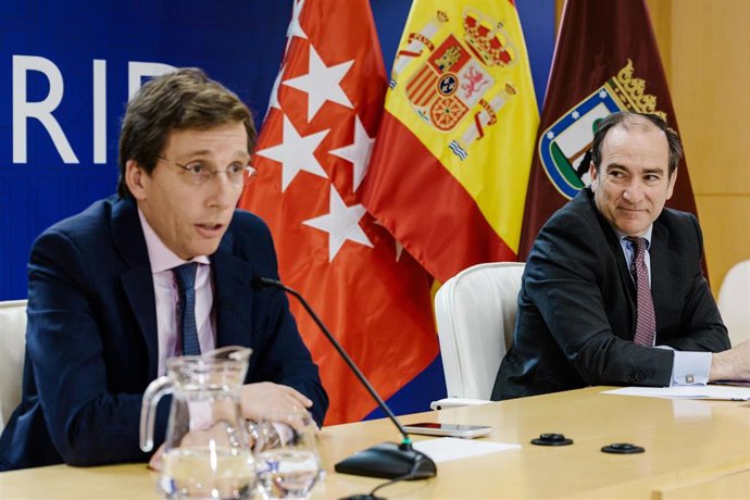 Archivo - El alcalde de Madrid, José Luis Martínez-Almeida, y el delegado de Urbanismo, Medio Ambiente y Movilidad, Borja Carabante, en la rueda de prensa posterior a la Junta de Gobierno