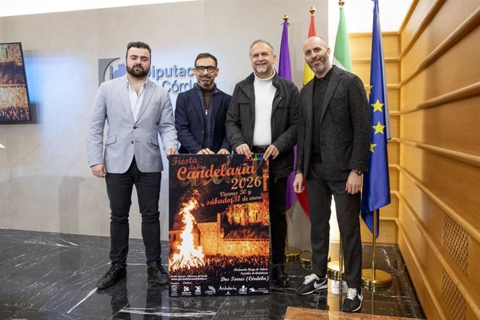 El presidente de Iprodeco, Félix Romero (segundo por la izda), el alcalde de Dos Torres, Manuel Torres (tercero), y el delegado de Cultura de la Junta, Eduardo Lucena (dcha.), en la presentación de la Candelaria de Dos Torres.
