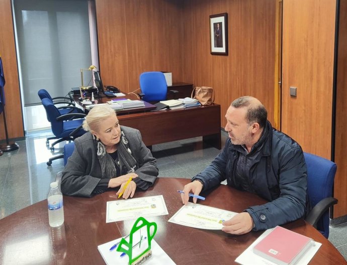 La delegada de Salud y Consumo de la Junta en Huelva, Manuela Caro, y el alcalde de San Silvestre de Guzmán, José Alberto Macarro.