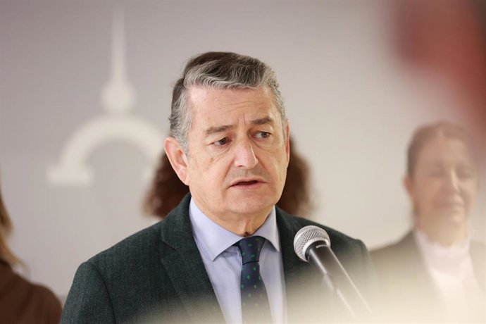 El consejero de Sanidad, Presidencia y Emergencias de la Junta de Andalucía, Antonio Sanz, interviene tras realizar una visita a la Unidad de Salud Mental Comunitaria (USMC) Sur del Hospital Universitario Virgen del Rocío de Sevilla, una vez finalizada la