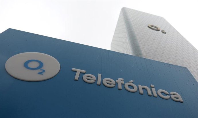 Archivo - FILED - 03 November 2023, Bavaria, Munich: The logo of telecommunications provider Telefonica can be seen on a sign in front of the German headquarters at the Uptown skyscraper. Photo: Karl-Josef Hildenbrand/dpa