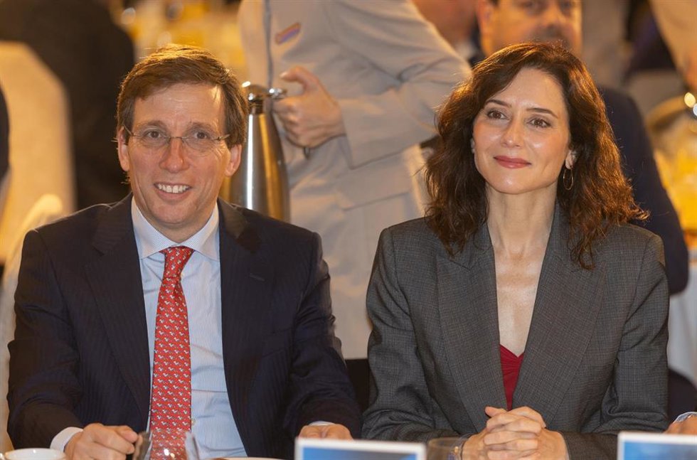 La presidenta de la Comunidad de Madrid, Isabel Díaz Ayuso, y el alcalde de Madrid, José Luis Martínez Almeida, durante un desayuno informativo 