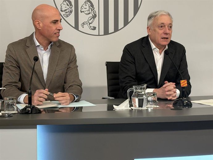 El consejero de Fomento, Vivienda, Logística y Movilidad del Gobierno de Aragón, Octavio López (dcha.) y el director general de Transportes, David Sánchez Fraile.