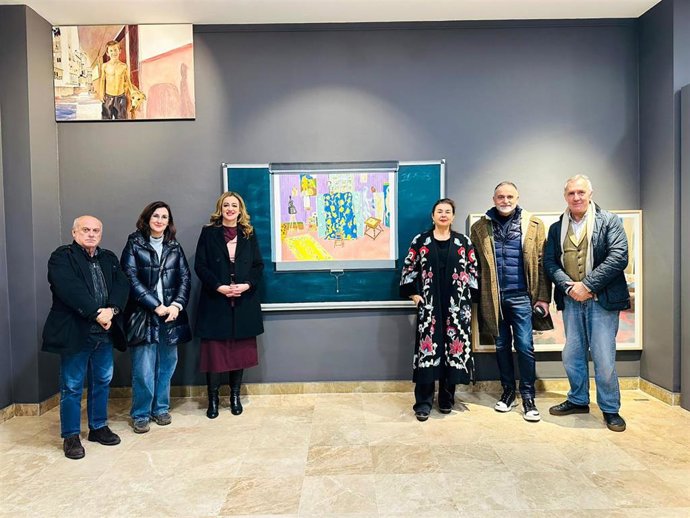 Foto de familia tras el fallo del jurado del certamen internacional de pintura Villa de La Rinconada.
