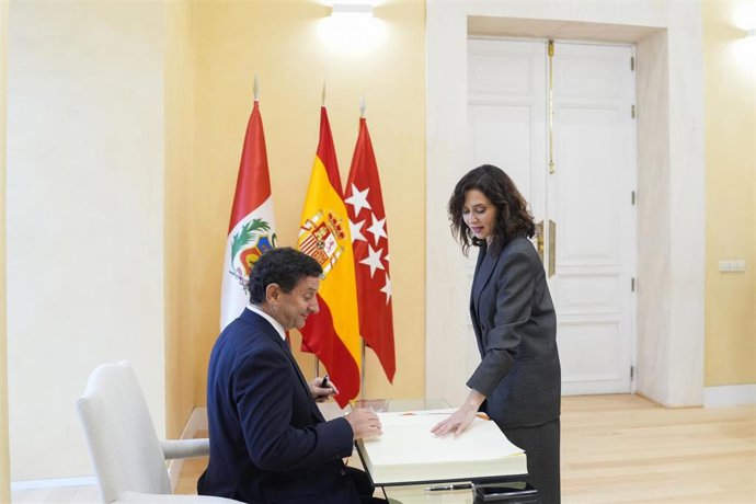 La presidenta de la Comunidad de Madrid, Isabel Díaz Ayuso, ha recibido este lunes en la Real Casa de Correos, sede del Gobierno regional, al alcalde de Lima (Perú), Renzo Reggiardo