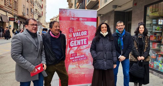 La candidata de Izquierda Unida-Movimiento Sumar a las elecciones del 8F, Marta Abengochea, junto compañeros de candidatura como Álvario Sanz y Jesús García Usón, en la calle Predicadores este lunes para presentar propuestas para la crisis de vivienda.