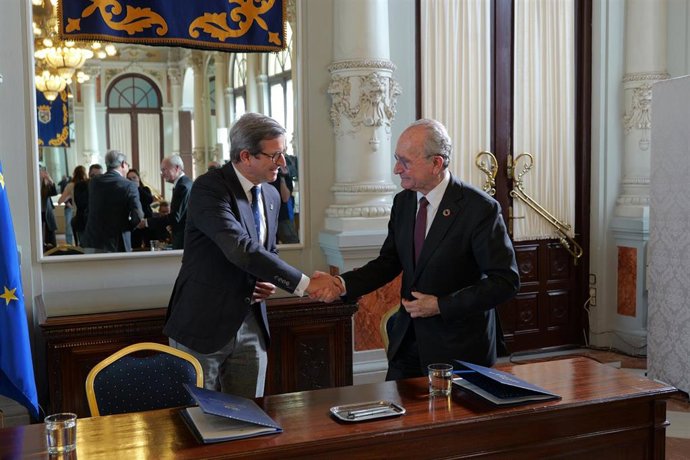 Archivo - Firma de un acuerdo entre el consejero de Industria, Energía y Minas y presidente de la Agencia Digital de Andalucía (ADA), Jorge Paradela, y el alcalde de Málaga, Francisco de la Torre.