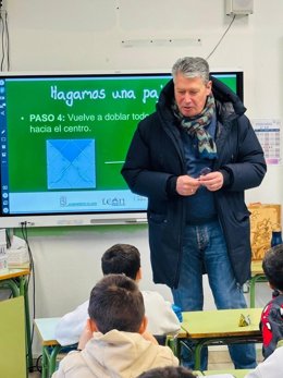 El concejal de Desarrollo Urbano de León, Luis Miguel García Copete, en una de las actividades desarrolladas en el centro educativo Padre Manjón con motivo del Día Mundial de la Educación Ambiental.