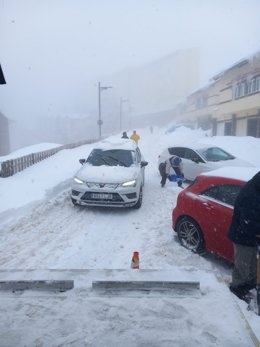 Vehículos en la estación de esquí de Sierra Nevada este pasado domingo.