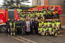 La alcaldesa de Vitoria, Maider Etxebarria, y el concejal de Seguridad, César Fernández de Landa, en el acto de toma de posesión de los 28 nuevos bomberos.