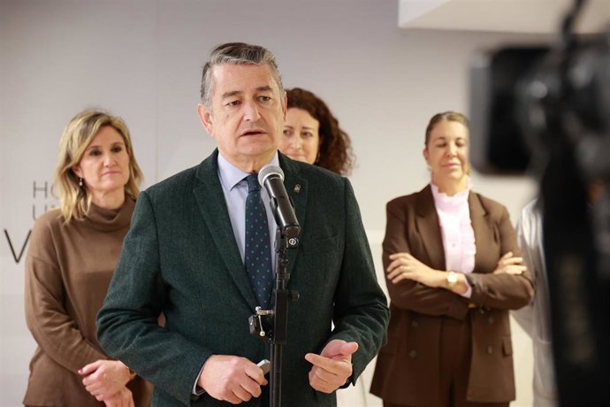 El consejero de Sanidad, Presidencia y Emergencias de la Junta de Andalucía, Antonio Sanz, en la inauguración de la reforma integral de la Unidad de Salud Mental Comunitaria (USMC) Sur del Hospital Universitario Virgen del Rocío de Sevilla.