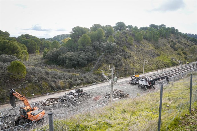 Trabajos de limpieza en las vías, seis días después del siniestro ferroviario ocurrido en Adamuz.