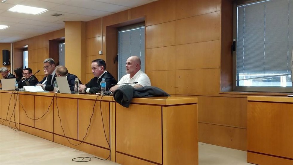 Acusados y sus abogados en el juicio de la primera pieza del 'caso Mediador', con Marco Antonio Navarro en primer término