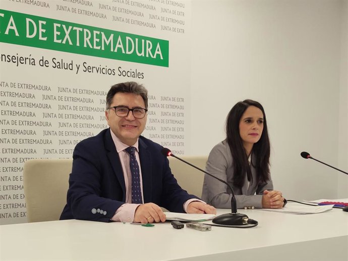 El gerente del Servicio Extremeño de Salud (SES), Jesús Vilés, y la directora de Atención Sanitaria, Gemma Milanés, presentan las cifras de la lista de espera sanitaria al cierre de 2025.