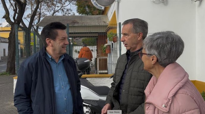 El diputado socialista en el Congreso se reúne con pensionistas en San Jerónimo.