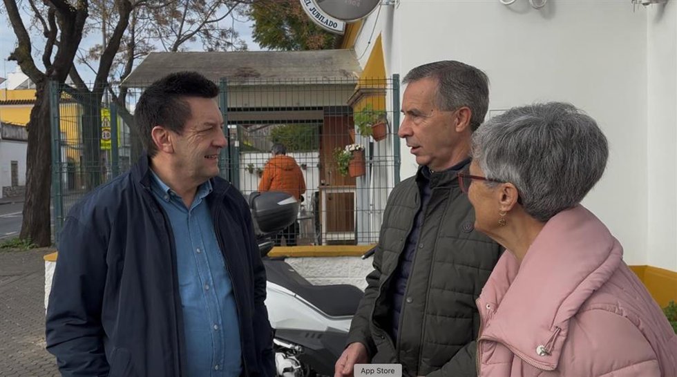 El diputado socialista en el Congreso se reúne con pensionistas en San Jerónimo.