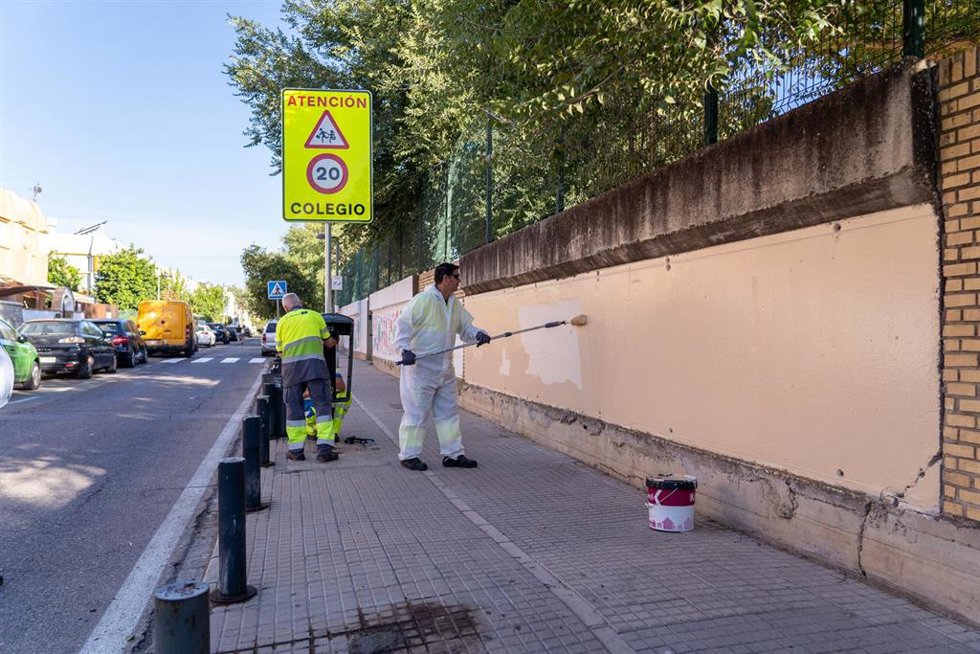 Archivo - Operarios limpian en las inmediaciones del colegio del barrio de San Jerónimo de Sevilla.