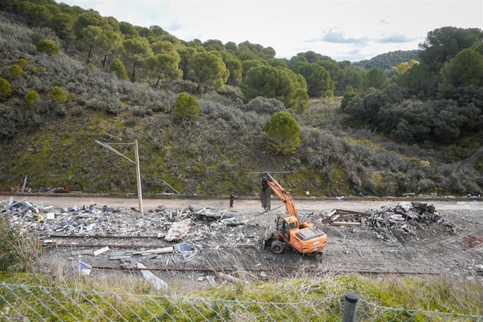 Trabajadores realizan tareas de retirada de los restos de los vagones en el punto de las vías donde tuvo lugar el accidente de trenes de Adamuz, a 24 de enero de 2026 en Adamuz (Córdoba, Andalucía).  
