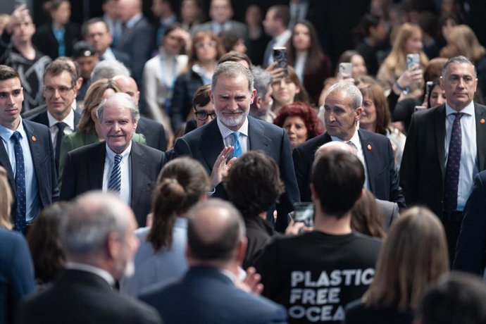 Archivo - El Rey Felipe VI, acompañado por el presidente de la fundación Princesa de Girona, Francisco Belil Creixell, preside el acto del Premio ‘Princesa de Girona Social 2025’ en el inicio del ‘Tour del talento 2025’ de la Fundación Princesa de Girona 