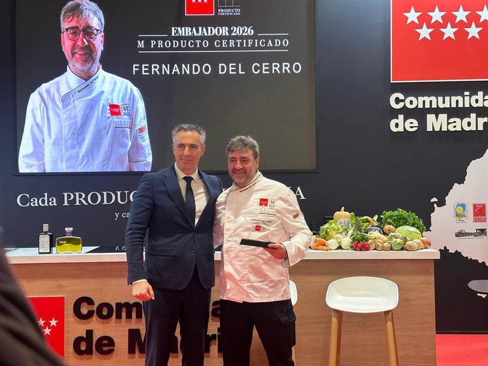 El consejero de Agricultura, Carlos Novillo, junto al nuevo embajador de la marca M Producto Certificado, Fernando del Cerro en Madrid Fusión.