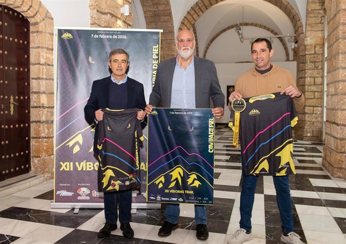 El vicepresidente segundo y responsable de Deportes de la Diputación de Cádiz, Javier Vidal, el alcalde de Algodonales, Ángel Acuña, y Francisco Palmero, técnico del Deportes de este Ayuntamiento, en presentación Víboras Trail