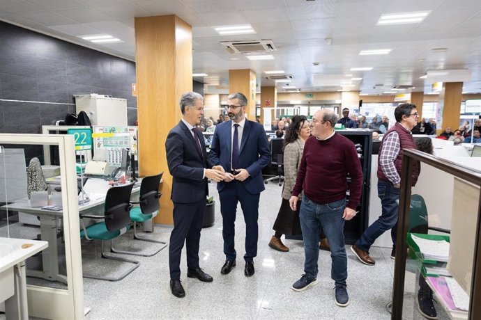 El delegado del Gobierno en la Región de Murcia, Francisco Lucas, y el director provincial del INSS, José Antonio Morales, en las dependencias del organismo