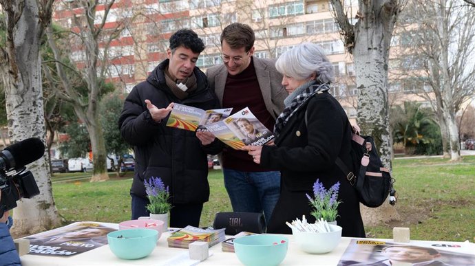 El candidato de CHA a la presidencia del Gobierno de Aragón, Jorge Pueyo, ha visitado el barrio zaragozano del Picarral.