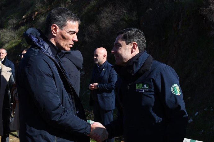 El presidente del Gobierno, Pedro Sánchez (i), saluda a los responsables de los Servicios de Eemergencias qeu trabajan en la zona afectada por el accidente ferroviario ocurrido en Adamuz, a 19 de enero de 2026, en Adamuz, Córdoba, Andalucía (España).