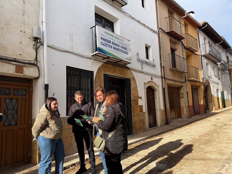 El candidato de Teruel Existe a la presidencia del Gobierno de Aragón, Tomás Guitarte, con otros miembros de TE.