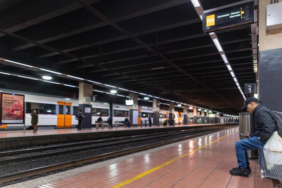 Andén en la Estación de Fabra i Puig, a 26 de enero de 2026, en Barcelona, Catalunya (España). Renfe informaba a primera hora que se suspendía el servicio de Rodalies por incidencia en el centro de control de Adif en la Estació de Frana (Barcelona). Es