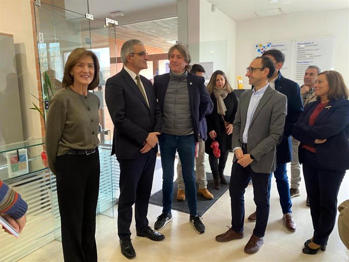 Carlos Martínez pide a Mañueco un millón de euros para investigación, frente al "desierto" que sufren las universidades. En la foto, el político socialista en el Centro del Cáncer de Salamanca.