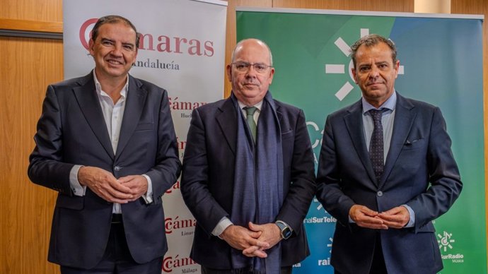 Director general de la RTVA, Juande Mellado, el presidente del Consejo Andaluz de Cámaras Oficiales de Comercio, Industria, Servicios y Navegación, Javier Sánchez Rojas y el director de Innovación, Negocio y Comunicación de RTVA, Juan Vargas.