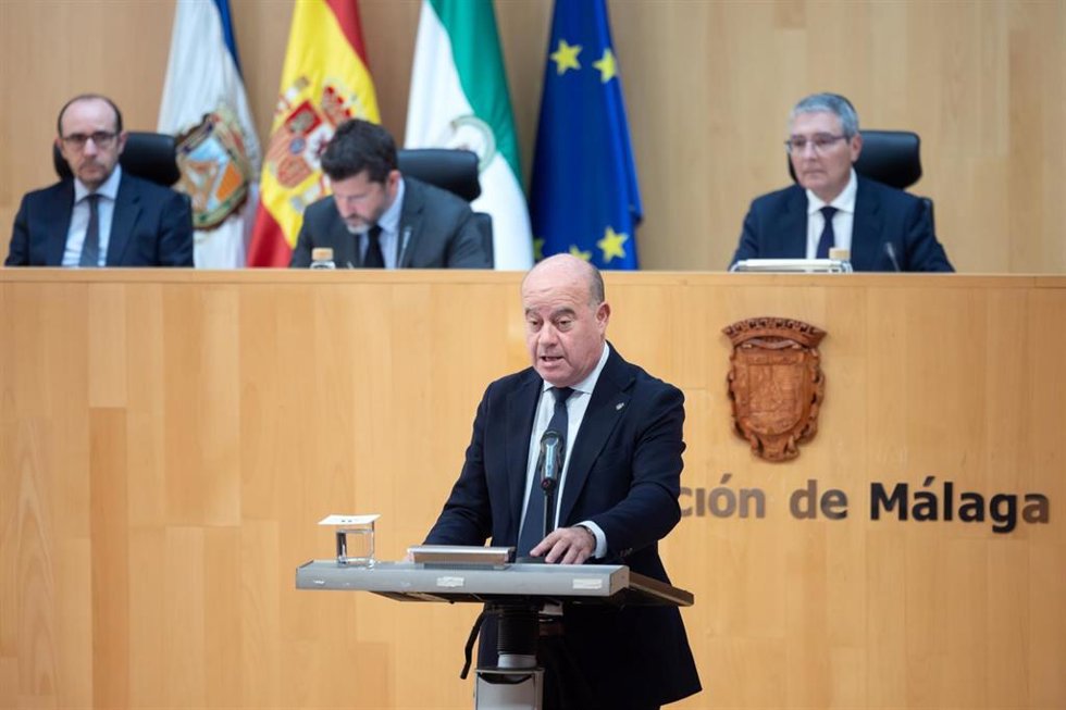 El alcalde de Antequera, Manuel Barón, interviene en la Tribuna de Alcaldes durante la sesión ordinaria del Pleno de la Diputación de Málaga.